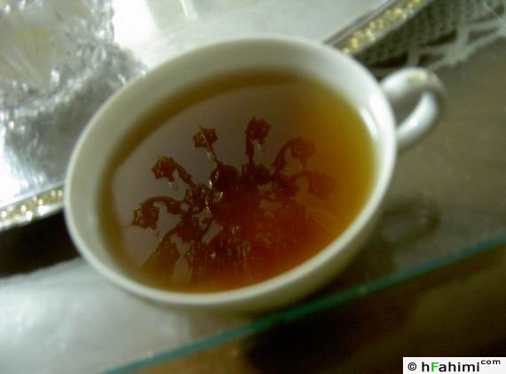 Lustre in tea cup